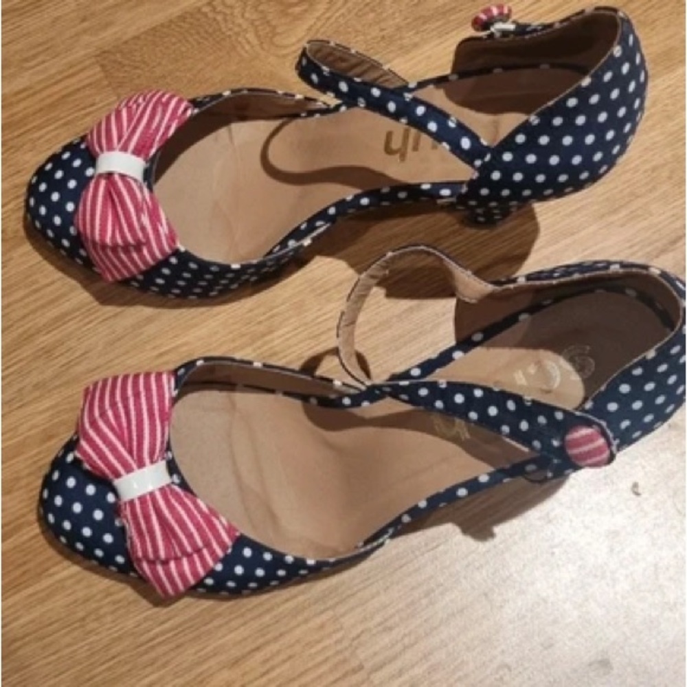 Life Stride Navy Heels with Red Bow